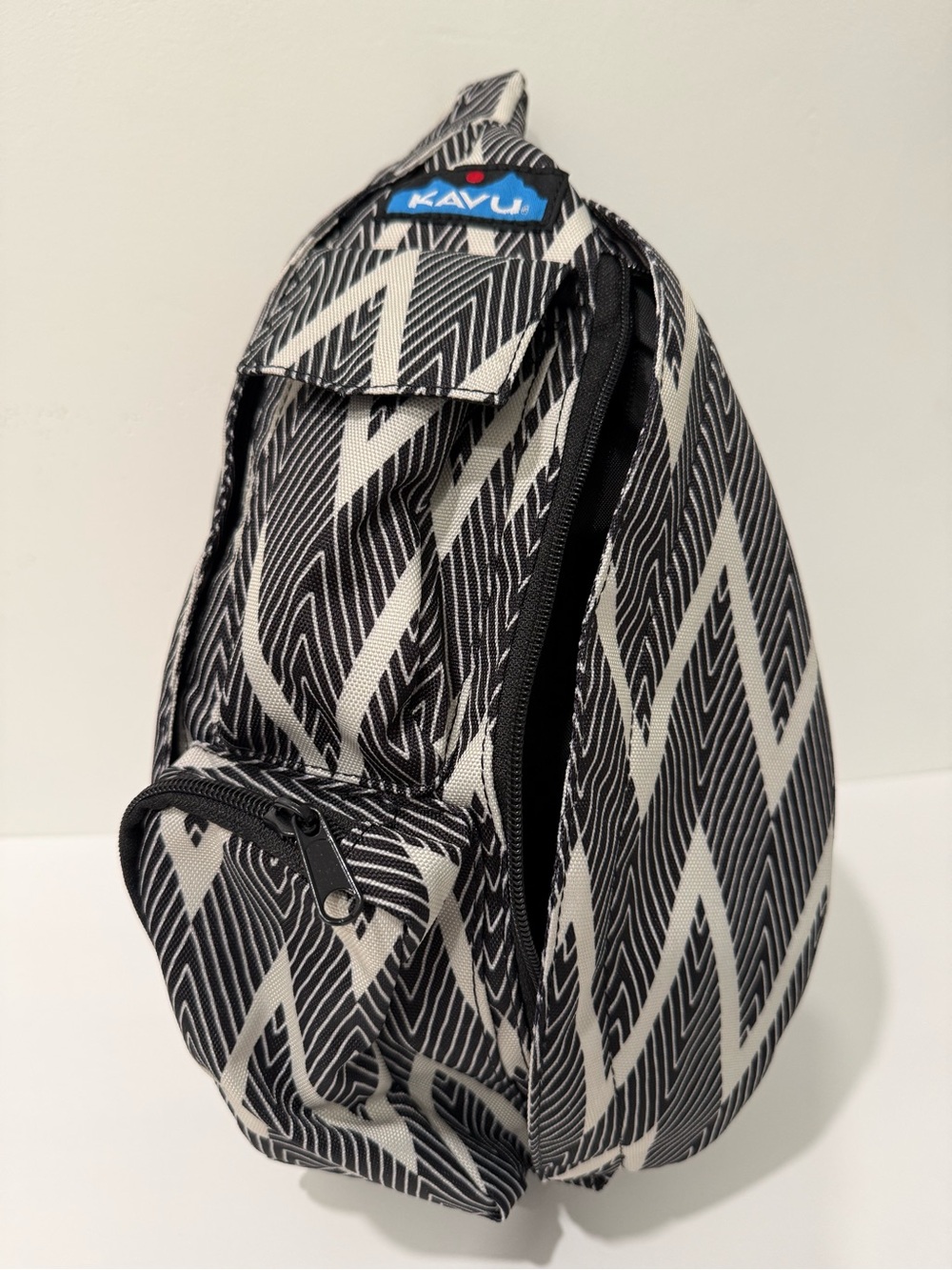 Kavu Mini Rope Sling Black White Zig Zag - 2 Side Pockets + Front Cell Pockets - Picture 6 of 6